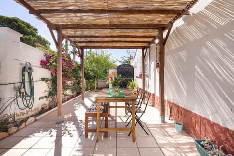 Property building, Balcony/Terrace, Living room