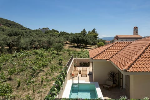 Property building, Day, Natural landscape, Mountain view, Pool view, Swimming pool, sunbed