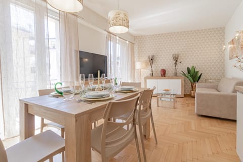 Living room, Dining area, Lunch