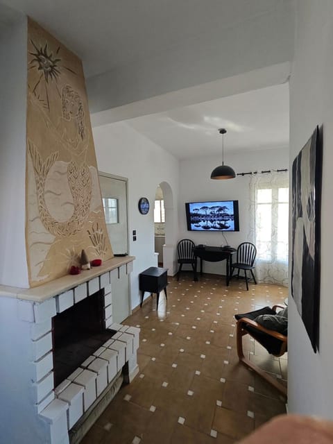 TV and multimedia, Living room, Photo of the whole room, Seating area, Dining area