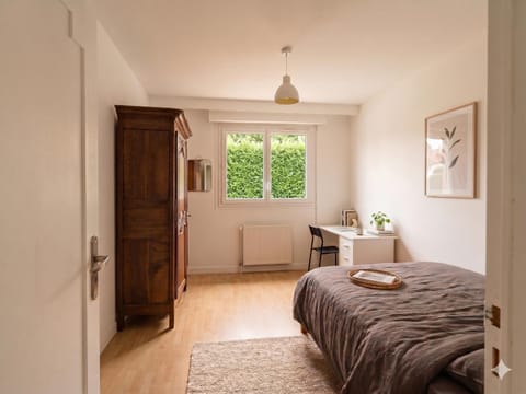 Bed, Photo of the whole room, Bedroom, wardrobe