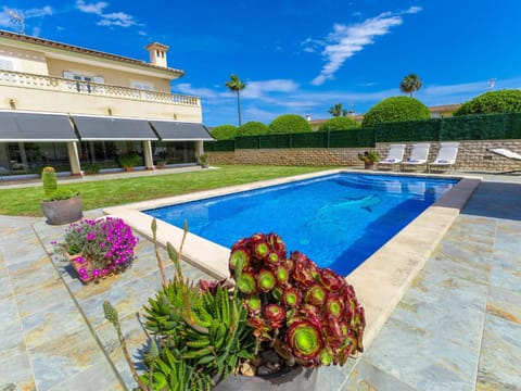 Property building, Garden view, Swimming pool, sunbed