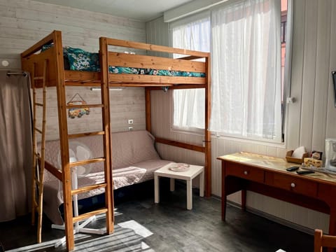 Communal lounge/ TV room, Living room, Seating area, bunk bed