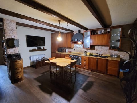 Kitchen or kitchenette, Dining area, stove