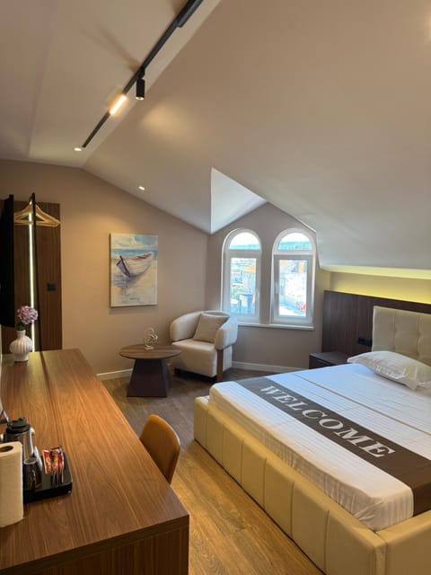 TV and multimedia, Coffee/tea facilities, View (from property/room), Seating area