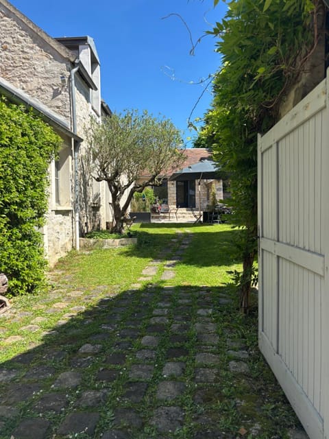Property building, Facade/entrance, Garden