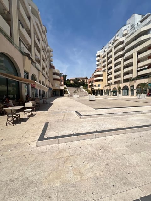 Property building, Neighbourhood, Location
