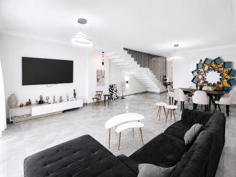 Communal lounge/ TV room, TV and multimedia, Living room, Seating area, Evening entertainment