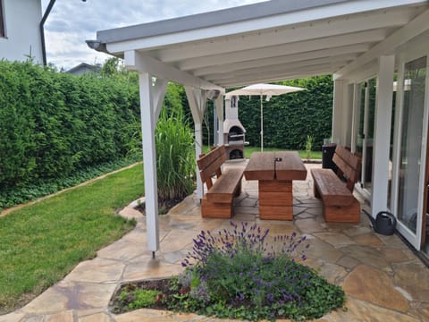 Garden, Seating area, Dining area