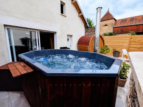 Property building, Patio, Hot Tub, Sauna, Spa and wellness centre/facilities