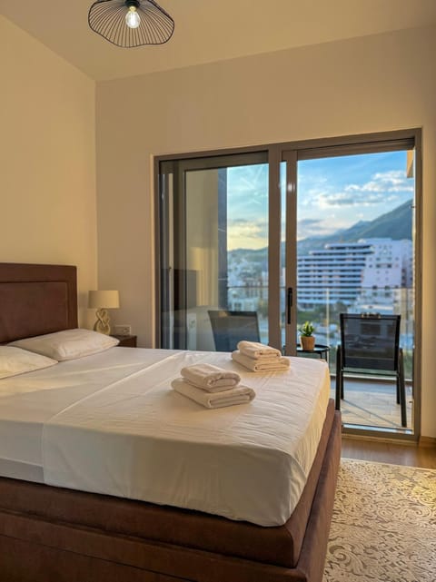 Bed, Bedroom, Mountain view, towels