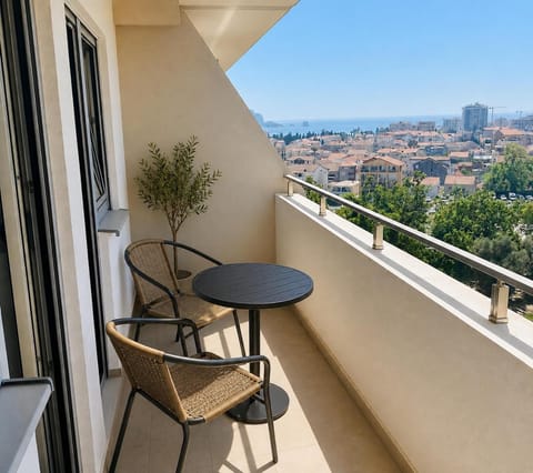 Day, Natural landscape, View (from property/room), Balcony/Terrace, Seating area, City view