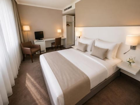 Bed, TV and multimedia, Photo of the whole room, Bedroom, wardrobe