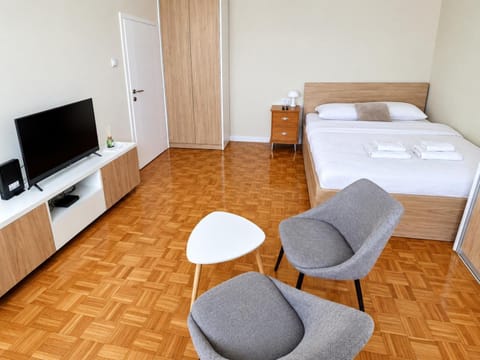 Bed, TV and multimedia, Bedroom