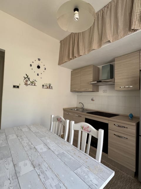 Kitchen or kitchenette, Dining area, stove