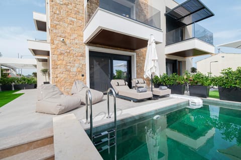 Day, Balcony/Terrace, Seating area, Garden view, Pool view, Swimming pool, sunbed