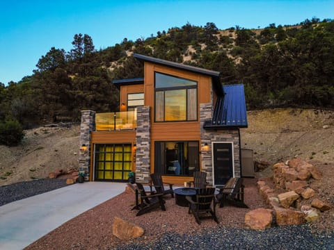 Facade/entrance, Natural landscape, Balcony/Terrace, Seating area, Mountain view, Parking