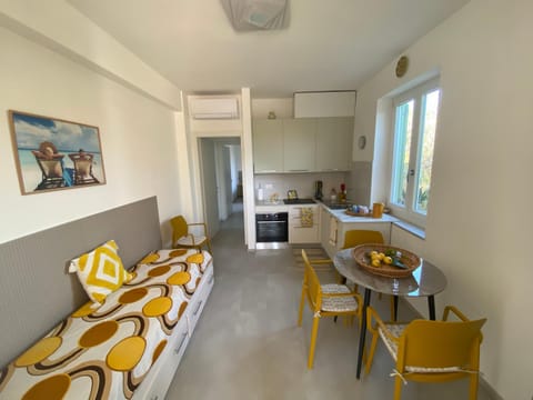 Kitchen or kitchenette, Seating area, pet friendly