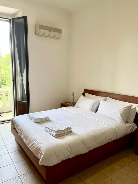 Bed, Bedroom, towels, air conditioner