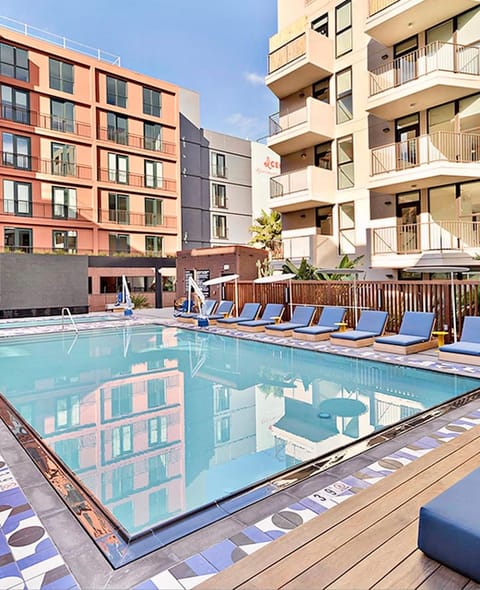 Property building, Patio, Communal lounge/ TV room, Day, Evening entertainment, Pool view, Swimming pool, Swimming pool, sunbed