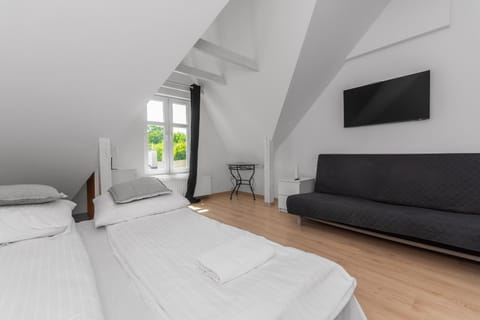 TV and multimedia, Living room, Photo of the whole room, Seating area, Bedroom