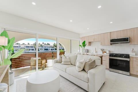 Kitchen or kitchenette, Living room, Seating area, Dining area, stove