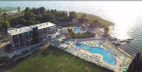 Property building, Patio, Nearby landmark, Off site, Day, Natural landscape, Bird's eye view, View (from property/room), Beach, Pool view, Sea view, Swimming pool, Location, sunbed