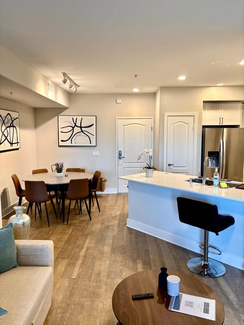 Kitchen or kitchenette, Living room, Seating area, Dining area