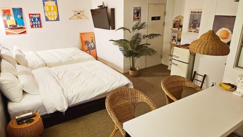Bed, TV and multimedia, Living room, Seating area, Bedroom