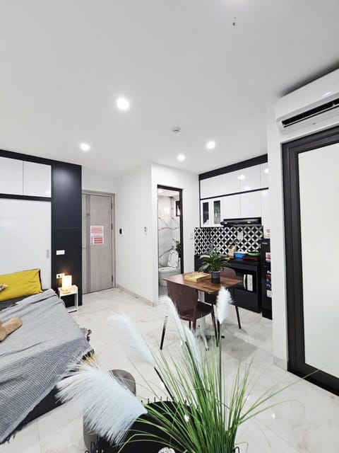 Bed, Kitchen or kitchenette, Living room, Photo of the whole room, Seating area, Bedroom