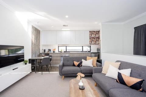 Communal lounge/ TV room, TV and multimedia, Kitchen or kitchenette, Living room, Seating area, Dining area, Evening entertainment, stove