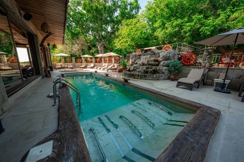 Patio, Natural landscape, Hot Tub, Swimming pool, Swimming pool, Time of day, sunbed