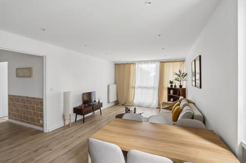 TV and multimedia, Living room, Seating area, Dining area