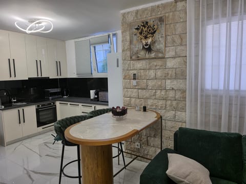 Kitchen or kitchenette, Living room, Seating area, Dining area