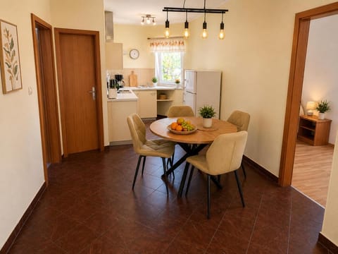 Coffee/tea facilities, Kitchen or kitchenette, Food