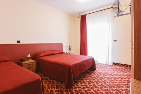 Staff, TV and multimedia, Balcony/Terrace, Bedroom, group of guests, Family
