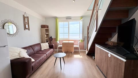 Communal lounge/ TV room, Living room, Seating area