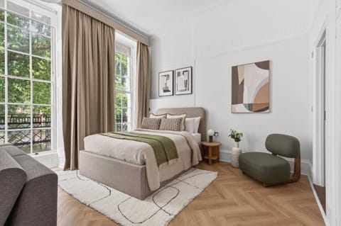 Bed, Living room, Photo of the whole room, Seating area, Bedroom