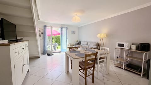 TV and multimedia, Kitchen or kitchenette, Living room, Dining area
