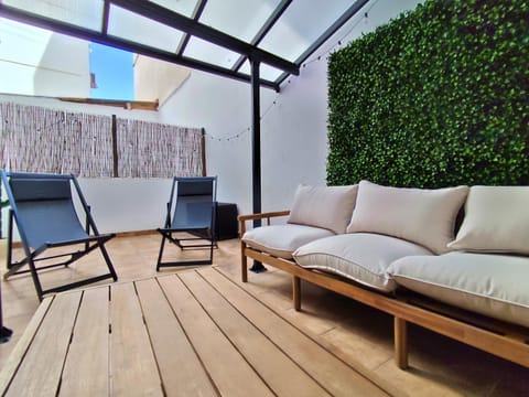 Patio, Day, Summer, Balcony/Terrace