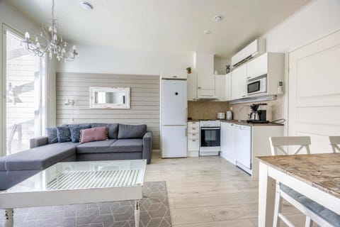 Kitchen or kitchenette, Living room, Seating area, Dining area, dishwasher, oven, pet friendly, stove, toaster