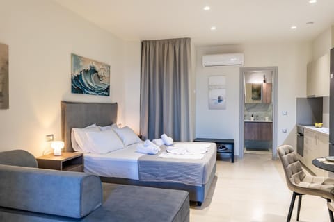 Bed, Photo of the whole room, Seating area