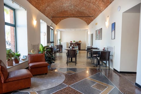 Seating area, Breakfast