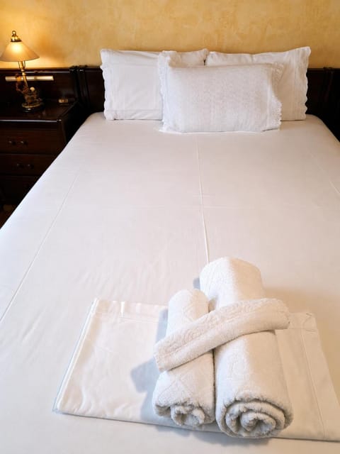 Bed, Bedroom, towels