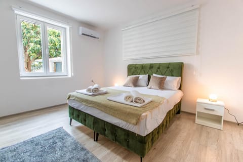 Bed, Bedroom, air conditioner