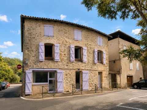 Property building, Facade/entrance, Day, Neighbourhood, Street view, Location, Parking
