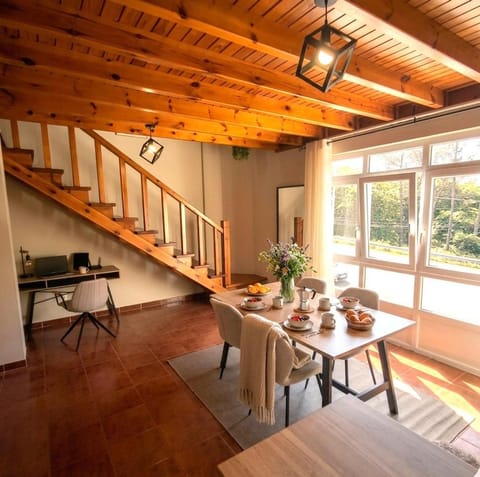 Seating area, Dining area