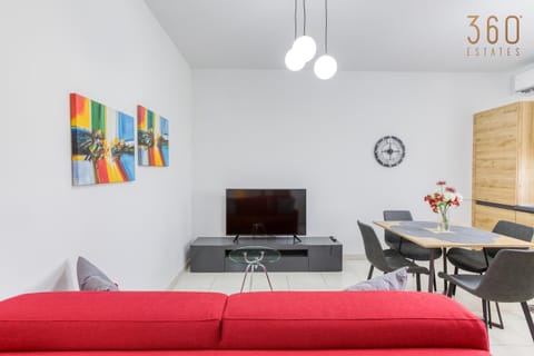 Communal lounge/ TV room, TV and multimedia, Living room, Seating area, Dining area, Evening entertainment