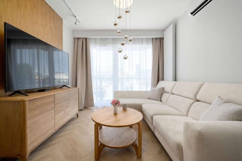 TV and multimedia, Living room, Seating area, Evening entertainment