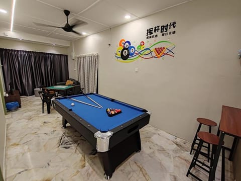 Billiard, Game Room, TV and multimedia, Seating area, air conditioner